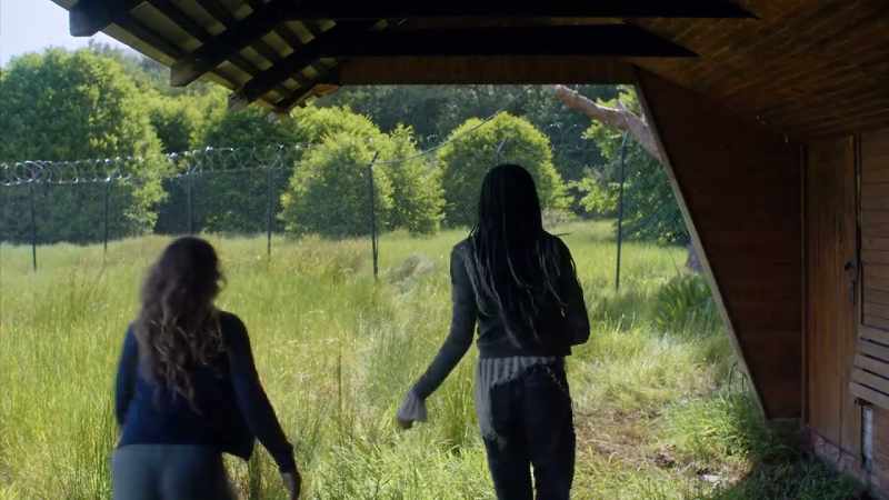 [Cami] The fence! We can climb over!
