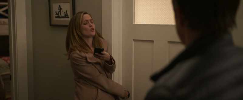 Can you take the door? - Don't read my texts! Open the door!