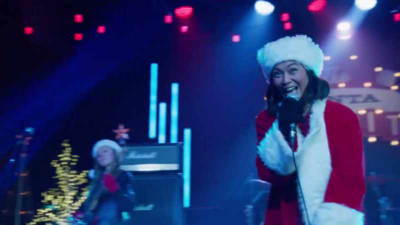 �� -Cap on head, suit that's red ♪
