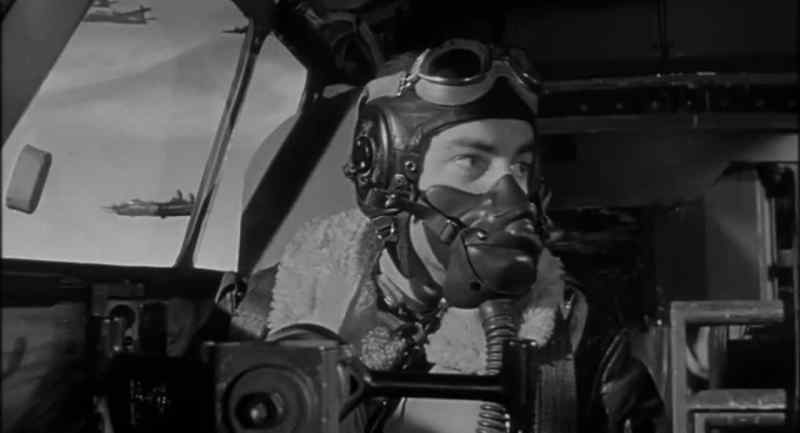 Captain, drop your right wing. He's sitting on the right wing