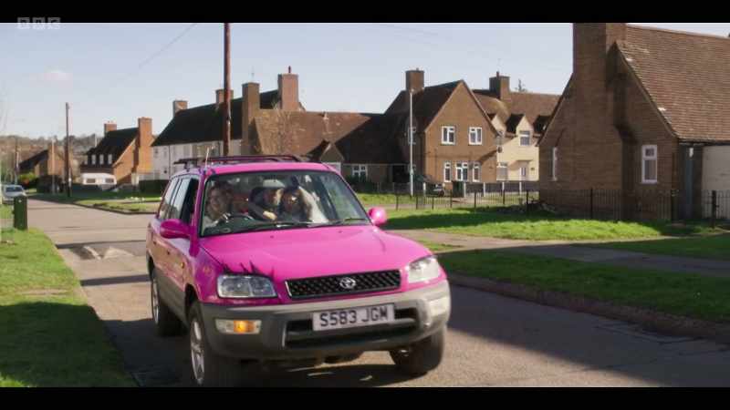 CAR HORN TOOTS HENS CHEER