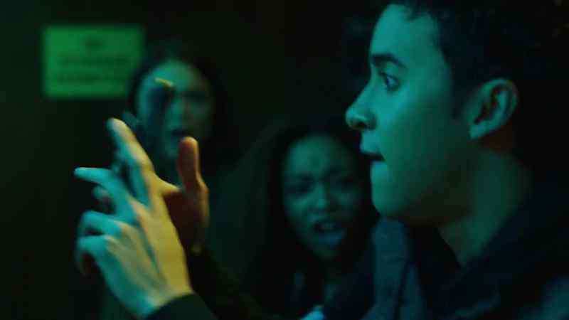 Carlos, you idiot! - We said no pictures!