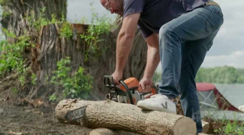 (chainsaw buzzing)
