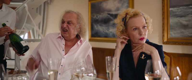 Champagne, sir? - Nah... White wine