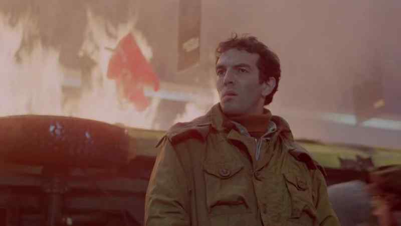 [Chattering Continues] - [Man] Oh, it's on fire!