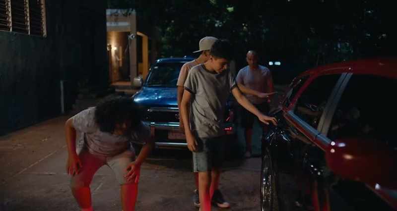 Check out this ride, güey. Look at the lights!