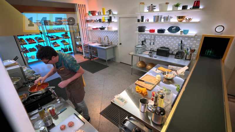 CHEFFY: Chefs! Fifteen minutes remaining!