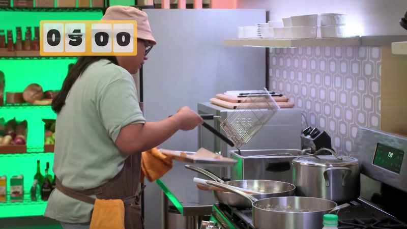 CHEFFY: Chefs, five minutes!