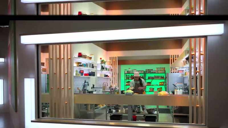 CHEFFY (on speaker): Chefs, one minute remains