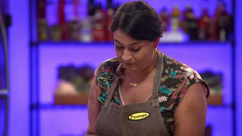 CHEFFY (on speaker): Chefs, one minute remains!