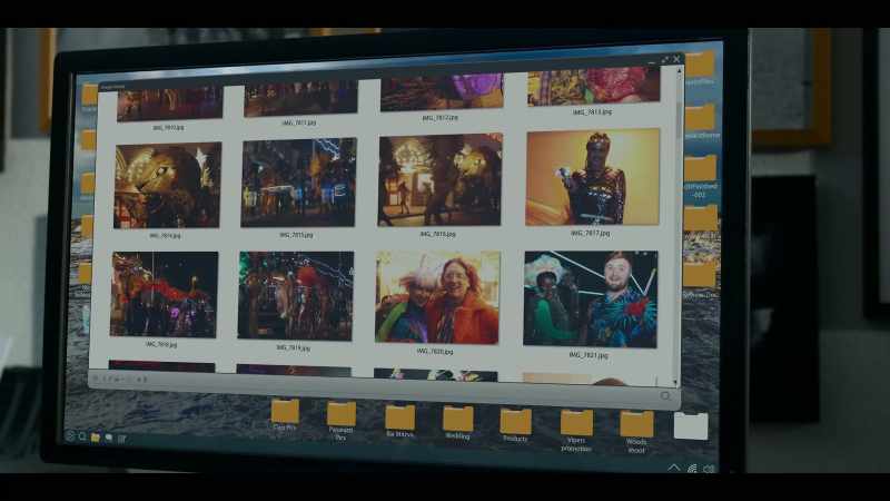 [children chattering]