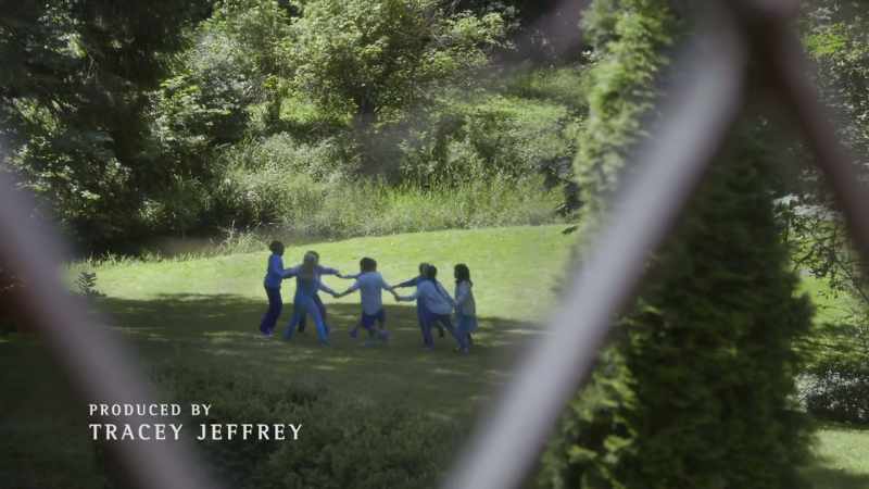 Children: ♪ Ring around the rosie ♪