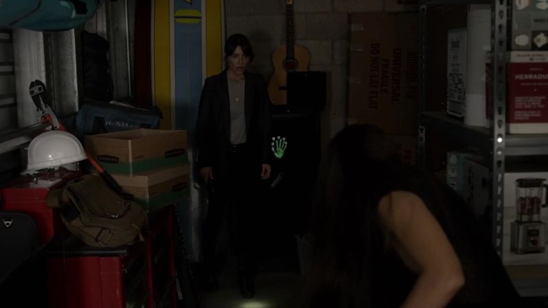 [Chloe gasps] -[Maze grunts]