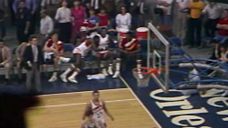 Chocan los cinco mientras Larry Bird