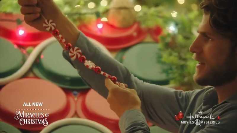 �� Christmas is all around me