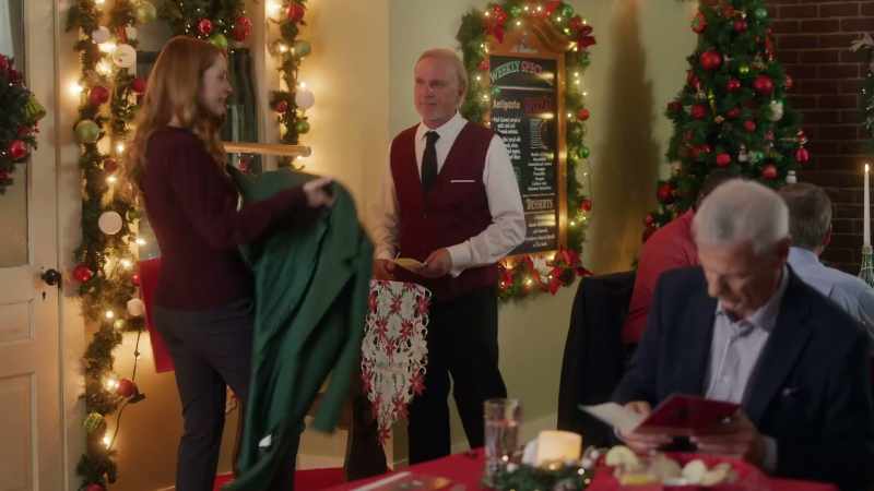 (Christmas music on piano)