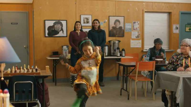 (clapping rhythmically) -(speaking in inuktitut)