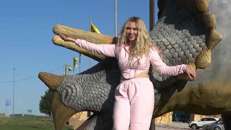 Claude, look how horny this dinosaur is