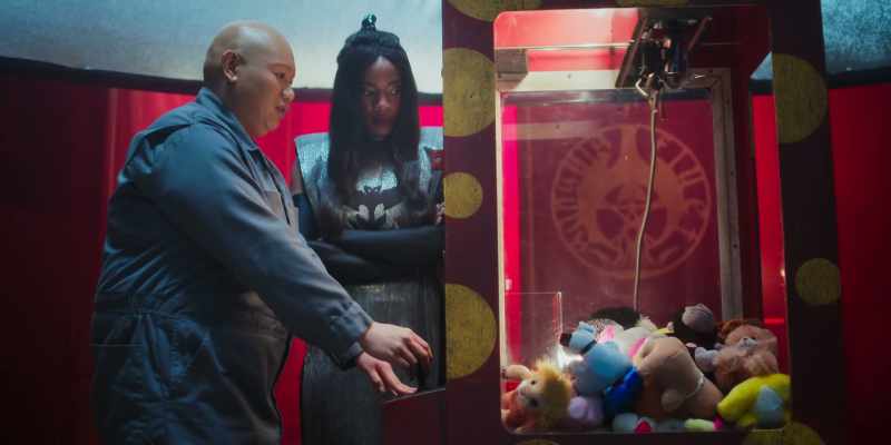 [claw machine buzzing]