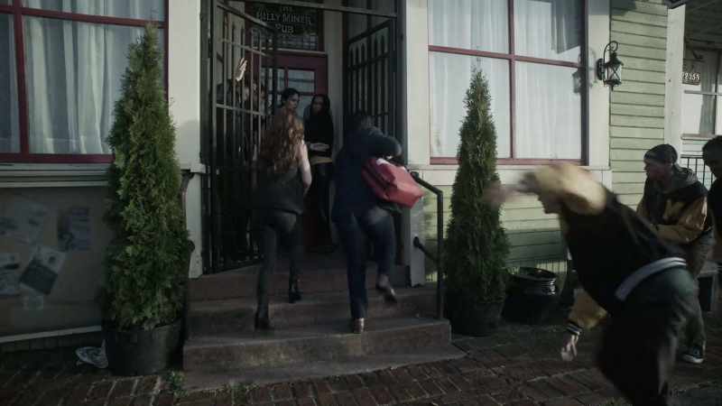Close the gate! - Come on!