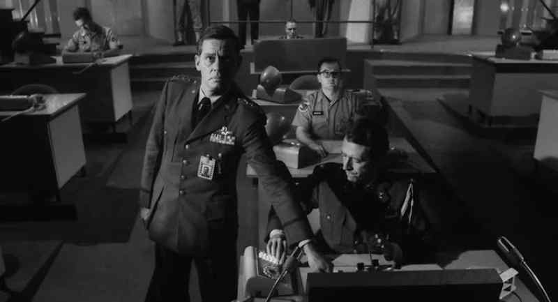 Colonel Cascio, get me the president. - Yes, sir