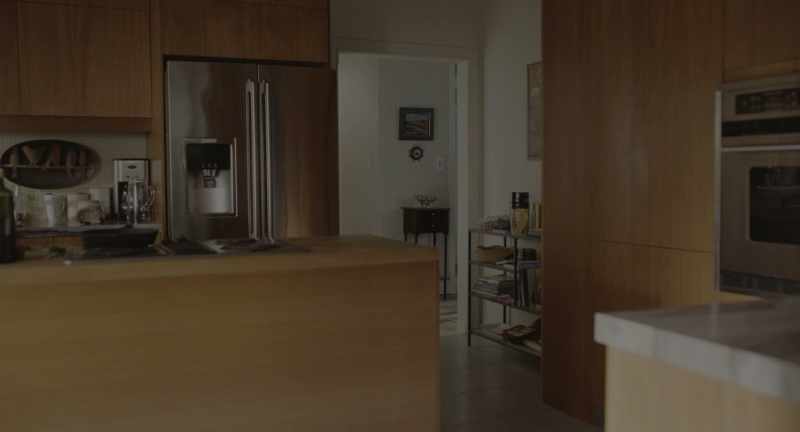Come here. -ROGER: Oh, she's not dead