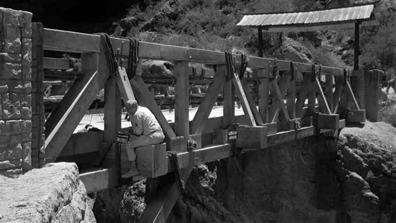 Come on, come on! Everybody off the bridge