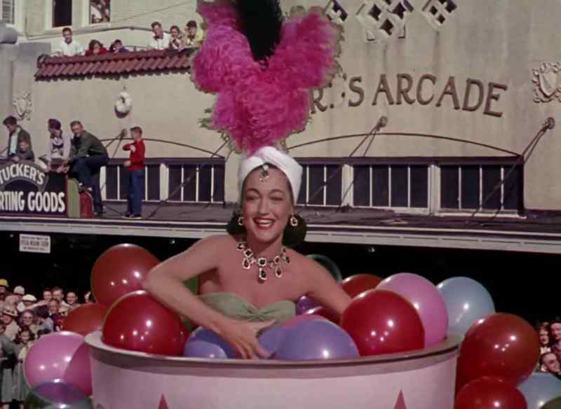 Come on, folks, tie yourself to a balloon!