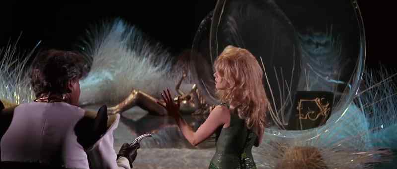 Come on, stop stalling. - I'm trying to find the keyhole
