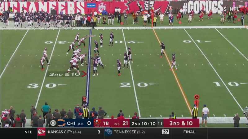 [COMMENTATOR 1] {\an8}Third and ten