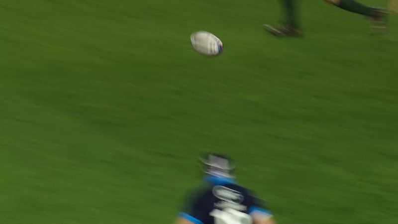 [commentator 1] Scotland hunting for this try