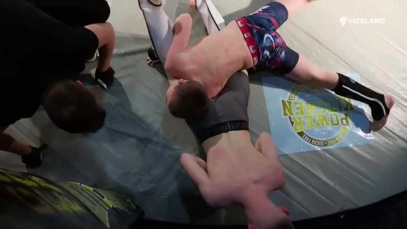 COMMENTATOR 1: This could be it. COMMENTATOR 2: Belly down. Oh, is he switching?