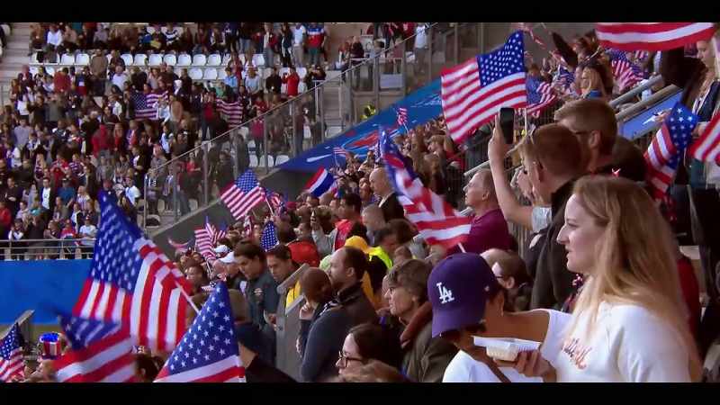 [commentator 16] Teams making their way out onto the field