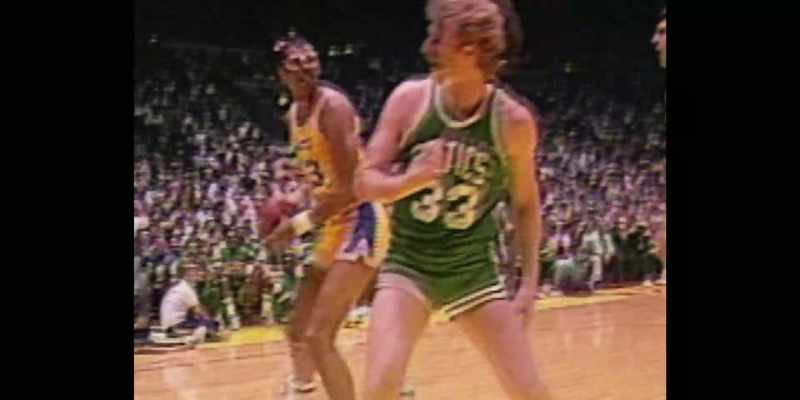 [commentator] Bird fights. Kareem swings the elbow