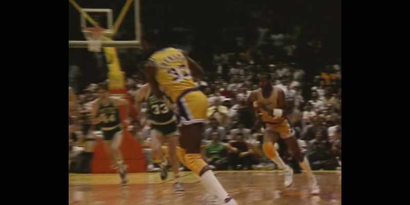 [commentator] Four on one, to Magic. Magic to Kareem. Slam dunk