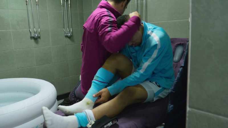 [commentator] It twisted as he went down. That looks... painful