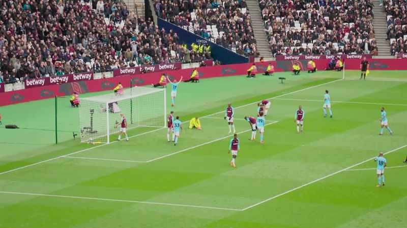 [commentator] Kevin De Bruyne puts one across. It's found its way in