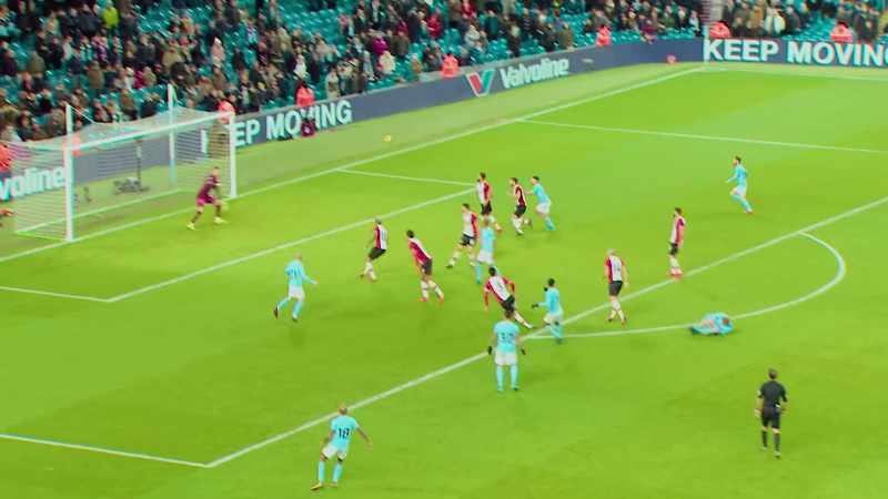 [commentator] So many bodies back there. De Bruyne. Raheem Sterling!