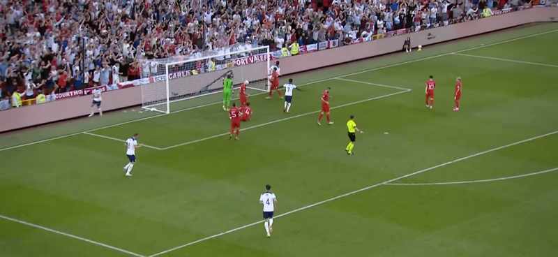[commentator] The ball comes to Marcus Rashford