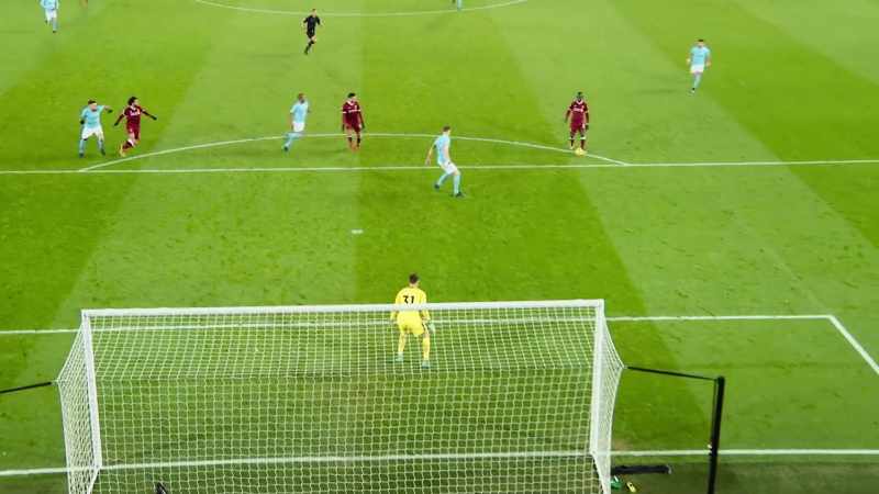 [commentator] There's another mistake picked up by Salah