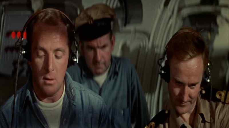 Contact to stern coming up fast, sir