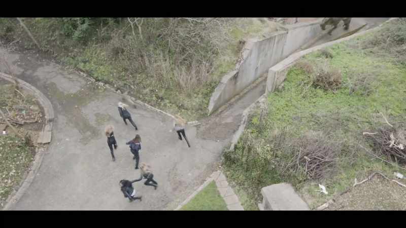 (contestants running)