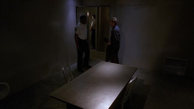 Could you ask if I could have some water? - Right away, sir