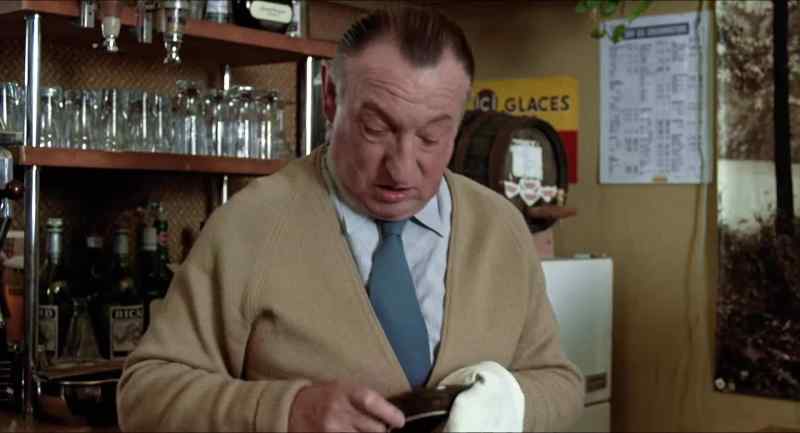 Could I have some Gauloises Bleues, please?