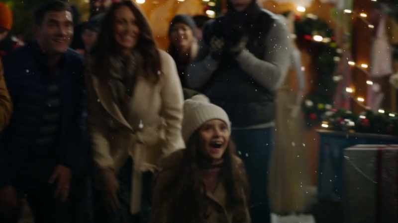 (crowd applauding) (light holiday music)