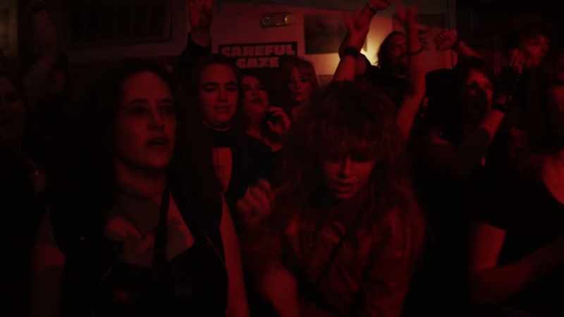 (crowd cheering)