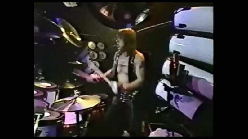 [crowd screaming]