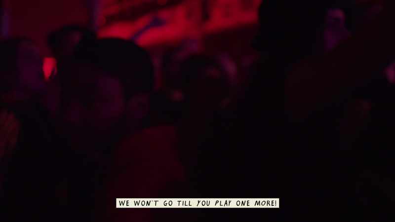 (crowd singing in Italian)