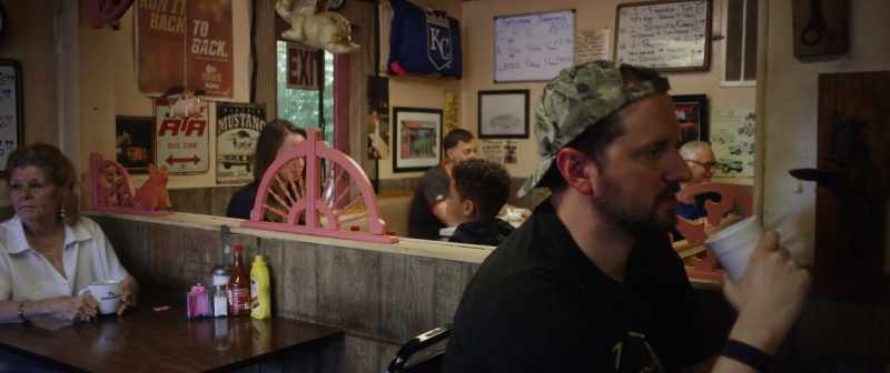 (customers chattering) (upbeat country music)