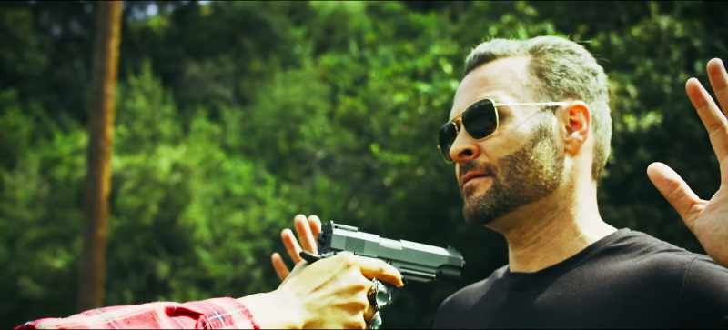 Da. Scuze. - E în regulă. E o poveste tristă